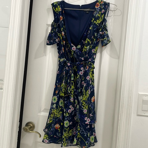 Bright floral dress by Tahari size 6 zip up back, tie at waist, draping sleeves - Picture 1 of 5